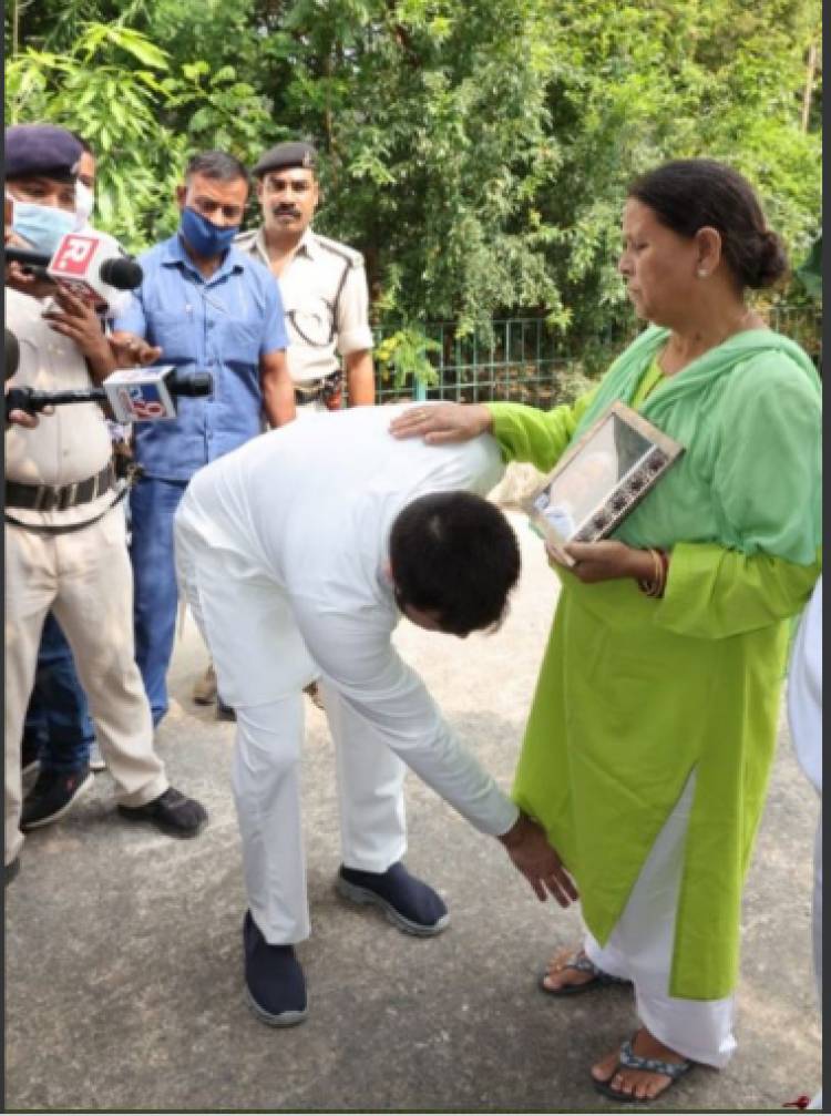 Tejashwi Yadav left for nomination with blessings from Rabri and Tej Pratap | time today